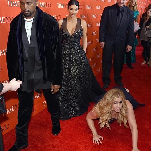 La caída de Amy Schumer en la gala 'Time 100' eclipsa a Kim Kardashian y Kayne West