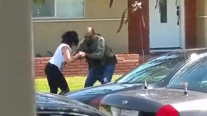 Un policía destroza el móvil de una mujer que le graba en vídeo