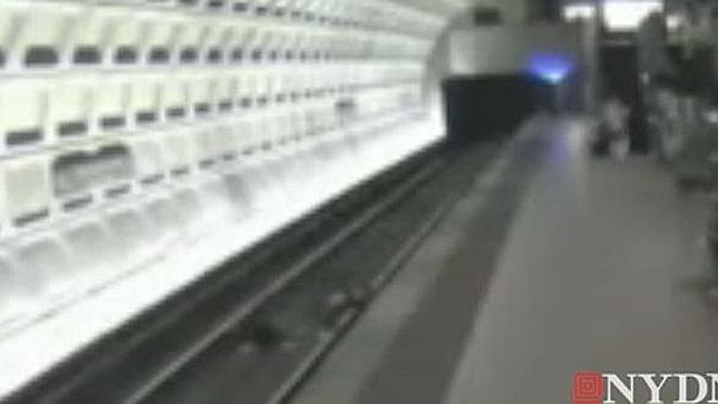 Un hombre en silla de ruedas cae a las vías del metro de Washington