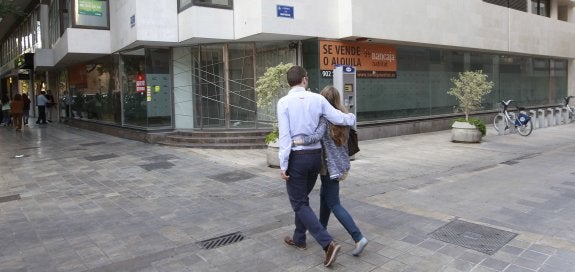 Los locales de la zona de la plaza de la Reina aguantan el tirón de la crisis