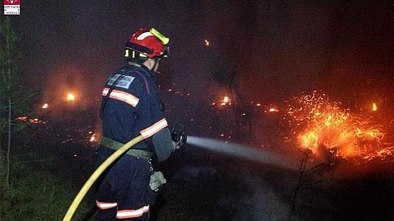 Controlado un incendio que afecta a 2.000 metros cuadrados de matorral y pinar en l'Alcora