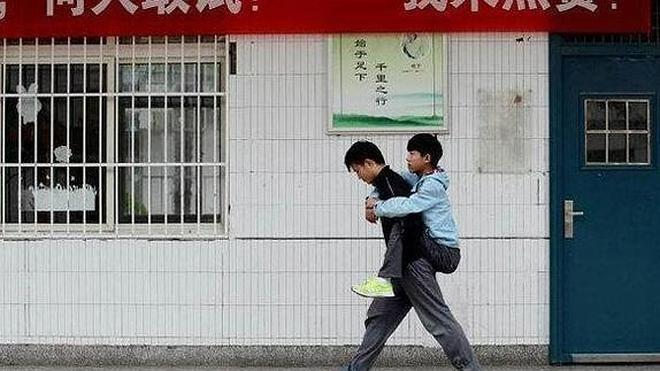 Carga con su amigo discapacitado durante tres años para que pueda estudiar