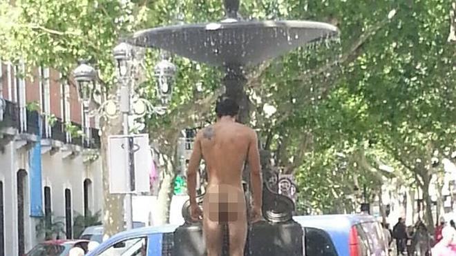 Detienen a un joven de 24 años por bañarse desnudo en una fuente pública de Gandia