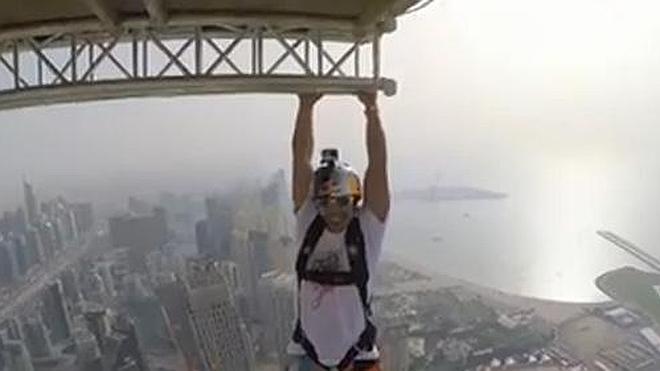 Un grupo de jóvenes practica salto BASE desde el edificio más alto de Dubái