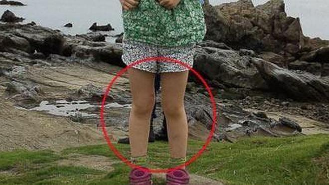 ¿Ves las botas del 'fantasma samurái' detrás de la niña?