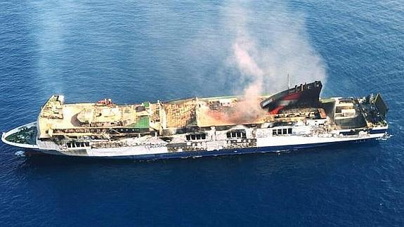 El armador del ferry incendiado remolcará a Sagunto el 'Sorrento'