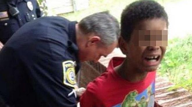 Una madre simula con la Policía la detención de su hijo de 10 años para castigarle