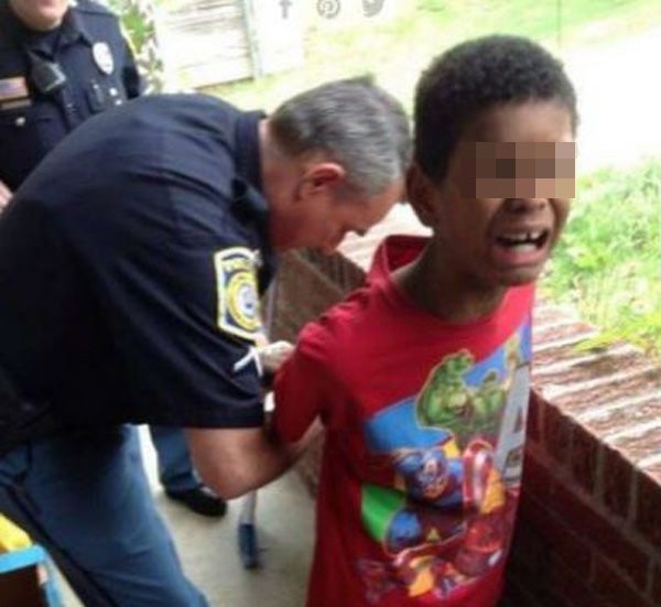 Una madre simula con la Policía la detención de su hijo de 10 años para castigarle