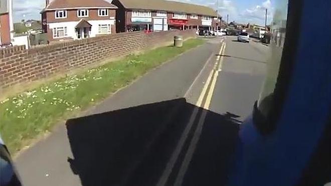 Un ciclista, a punto de ser atropellado por un bus