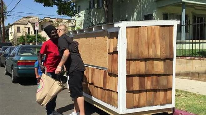Construye una casa con ruedas para una mujer que duerme en la calle