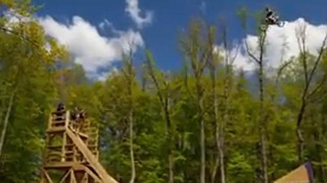 John Sheehan realiza el primer triple backflip en motocicleta