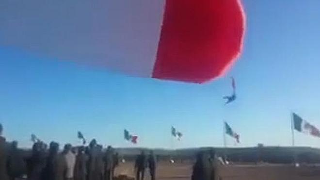 Un soldado se enreda en una bandera y cae desde una altura de 14 metros