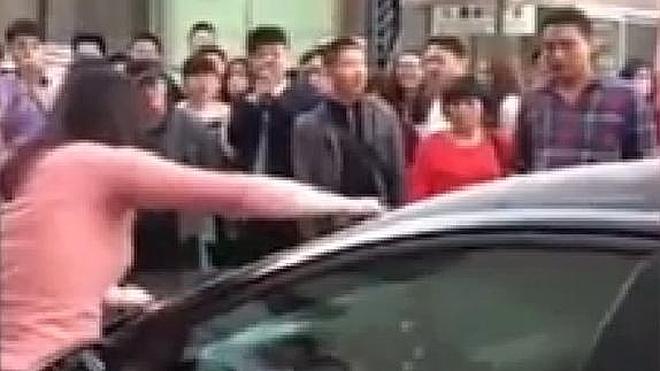 Destroza el coche de su marido tras descubrir su infidelidad