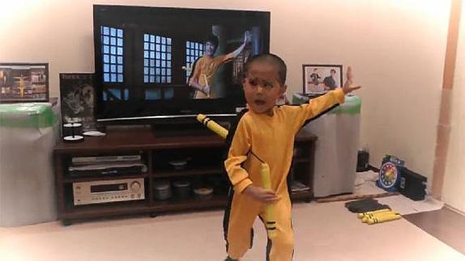 Un niño de 5 años imita a la perfección a Bruce Lee