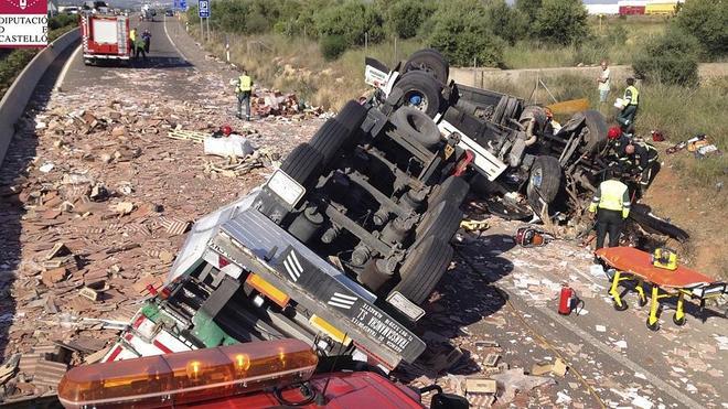 Un camionero queda atrapado tras volcar el trailer que conducía en la CV-10