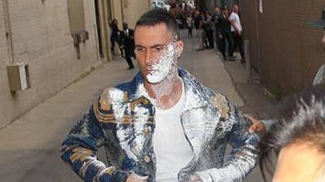 Lanzan una «bomba» de azúcar glass al cantante de Maroon 5