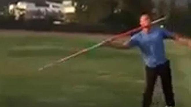 Un campeón olímpico arranca un diente a su hija con una jabalina