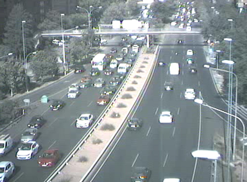 Un accidente bloquea la salida de Valencia por la avenida del Cid
