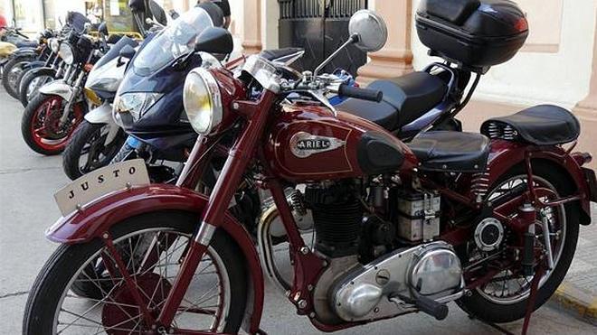 I Concentración de coches y motos clásicas en Alcàsser