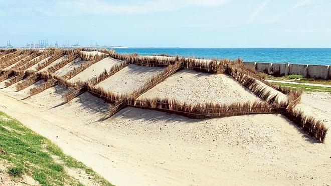 El aporte de arena de El Saler se aplaza por la falta de oleaje en la Malvarrosa