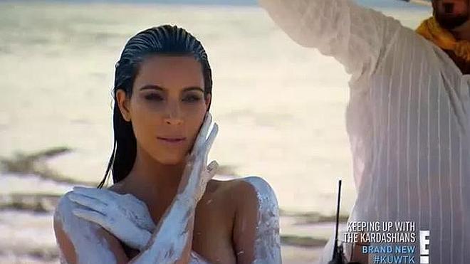Kim Kardashian se desnuda en pleno desierto