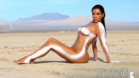 Kim Kardashian se desnuda en pleno desierto