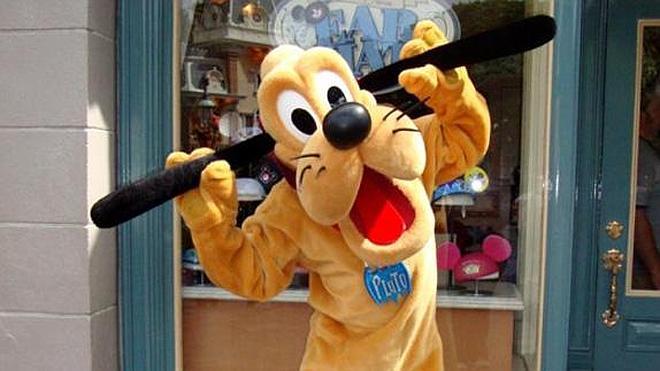 Disneyland indemniza a una mujer porque Pluto abrazó «muy fuerte» a su hijo