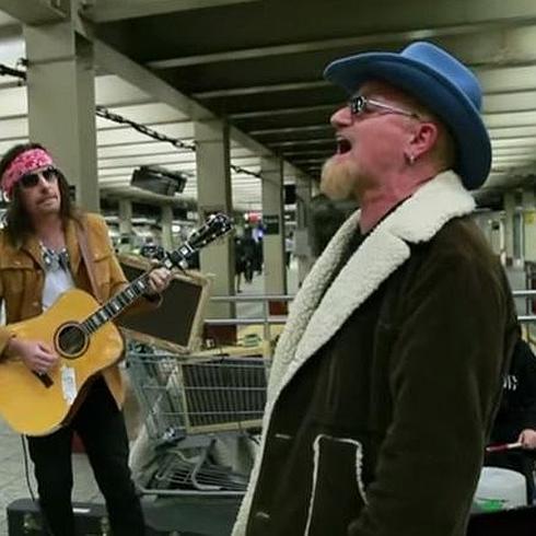 U2 se disfraza y toca de incógnito en el metro de Nueva York