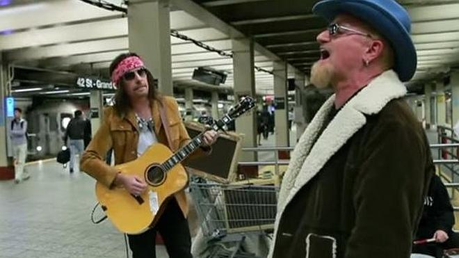 U2 se disfraza y toca de incógnito en el metro de Nueva York