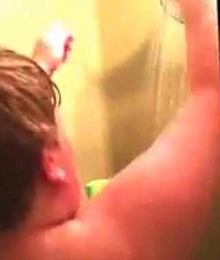 Tardaba mucho en la ducha y sus padres decidieron grabarlo, convirtiéndolo en viral