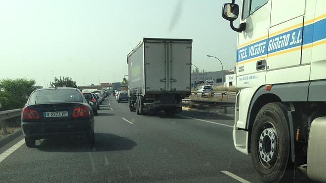 La caída de un motorista provoca un atasco de más de 4 kilómetros en la V-30 a la altura de Xirivella