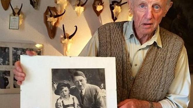 El niño que Hitler utilizó como propaganda nazi rompe su silencio 80 años después