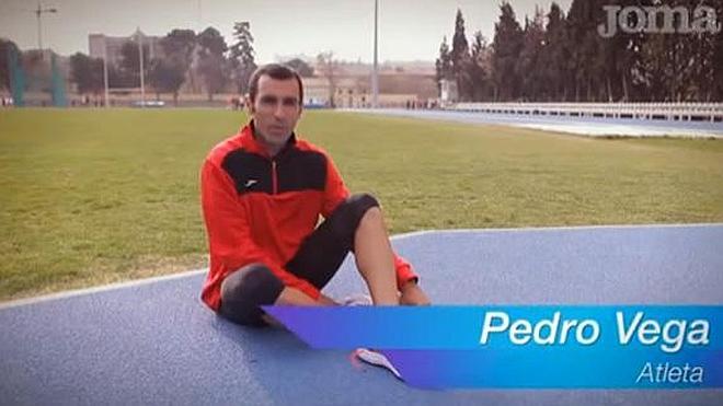 El atleta Pedro Vega explica cómo atarse las zapatillas de running