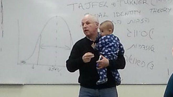 El profesor de universidad que da clase con un bebé en brazos