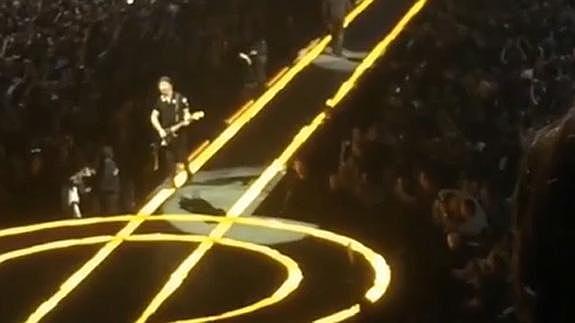 El guitarrista de U2 se cae del escenario en pleno concierto