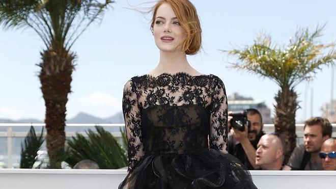 El viento levanta la falda a Emma Stone en Cannes