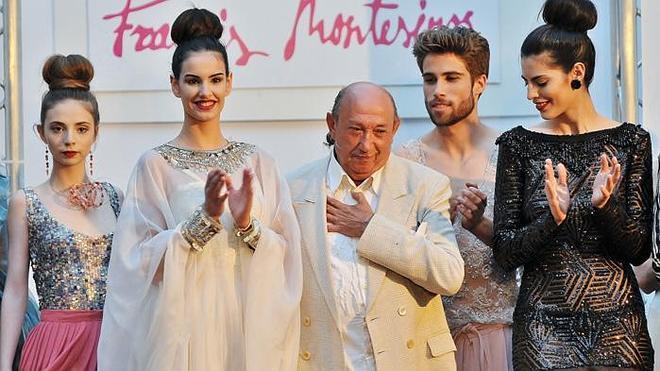 Francis Montesinos repasa sus piezas más emblemáticas en Alta Costura en la Pasarela de las Artes