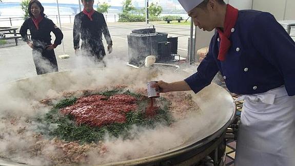 La semifinal del concurso de paellas de Sueca atrae a miles de personas en Tokio