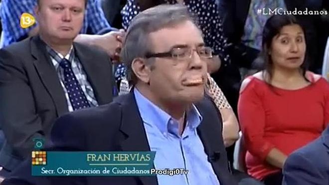 Se le sale la dentadura en directo durante un debate