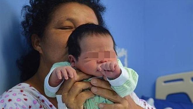 Una brasileña de 51 años da a luz a su hijo número 21