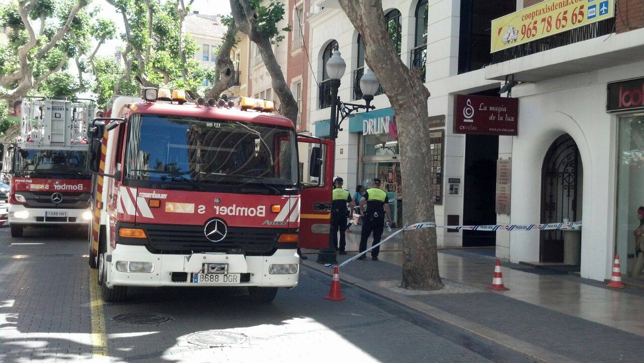 Una chispa causa un incendio en una finca de la calle Marqués de Campo de Dénia