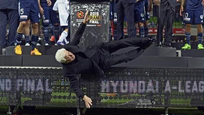 El presidente australiano de fútbol se cae al entregar el trofeo de liga