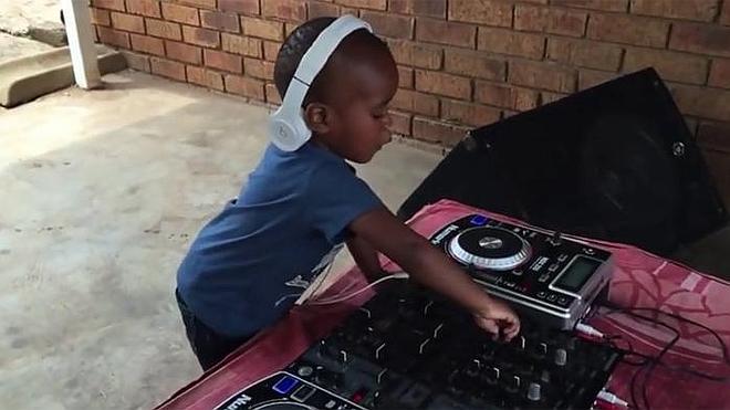 Un DJ de 3 años causa furor con sus mezclas