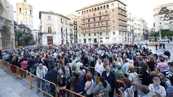 Nueve horas de cola para abrir el Besamanos a la Virgen