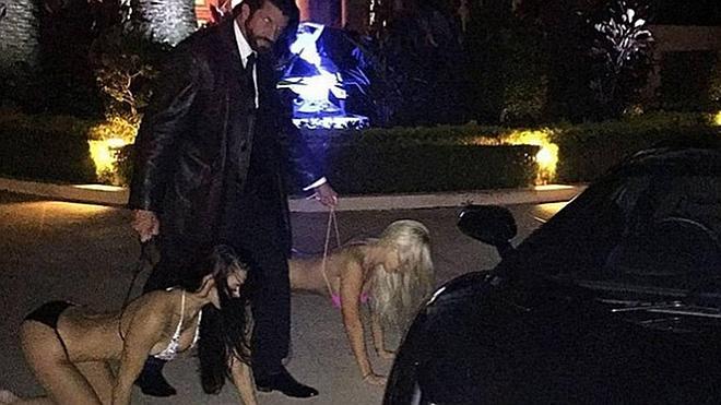 El polémico millonario que pasea a dos mujeres como si fueran perros