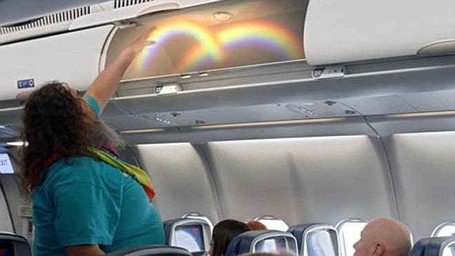 Una compañía aérea llena de memes su propio vídeo de instrucciones de seguridad