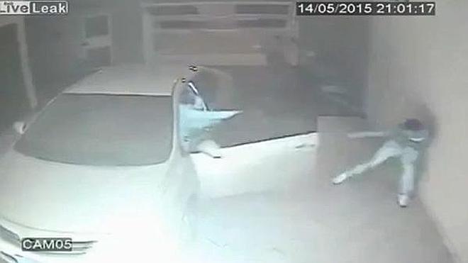 Dispara sin miramientos a los ladrones que iban a robar en su casa