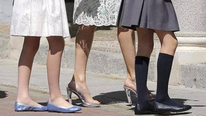Los zapatos transparentes de la Reina, hechos en Elda