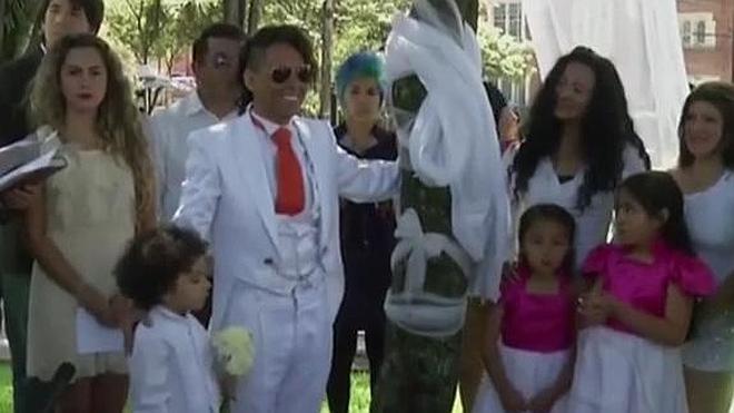 Un activista se casa con un árbol en Bolivia
