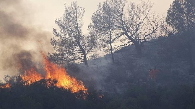 Desalojan seis casas en Xàbia por un incendio junto al Montgó